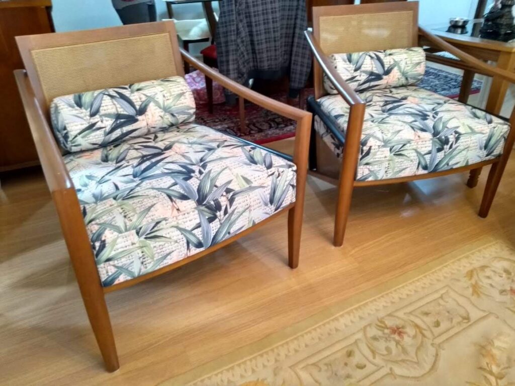 Duas poltronas com assentos em tecido Acquablock Floral