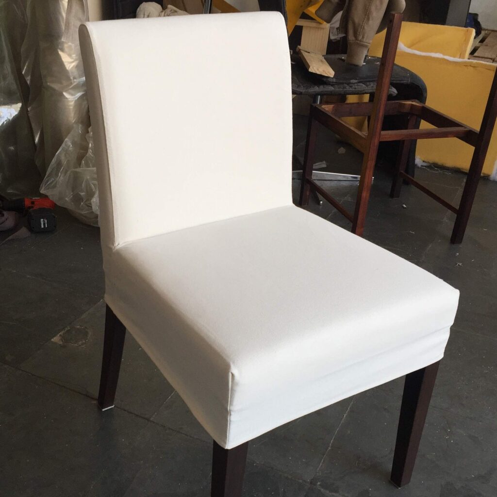 Cadeira com capa branca de sarja