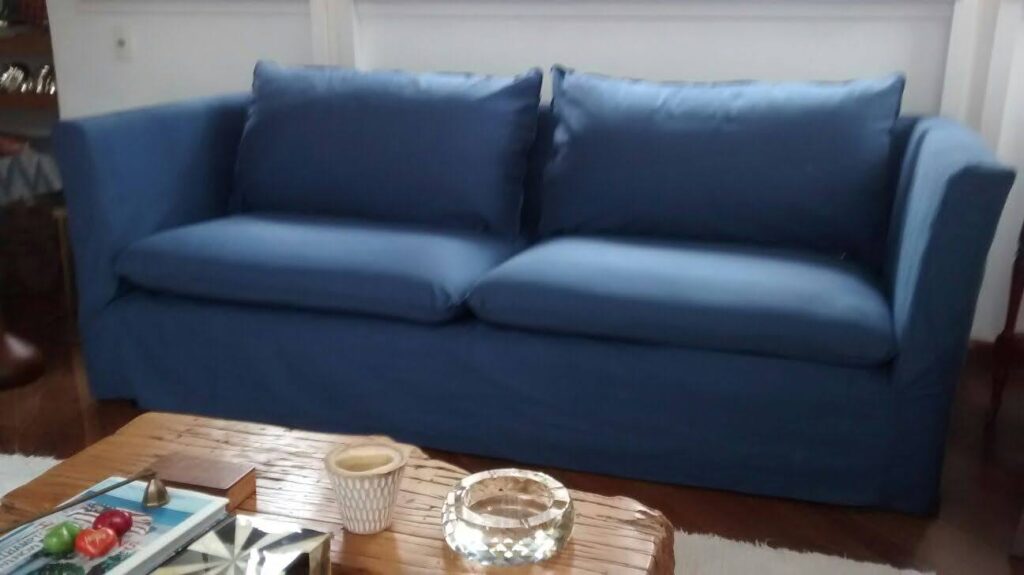 Sofá de almofadas soltas com capa sob medida em sarja azul